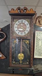 Antieke Luxo Wandklok met Slinger en Gouden Details, Ophalen