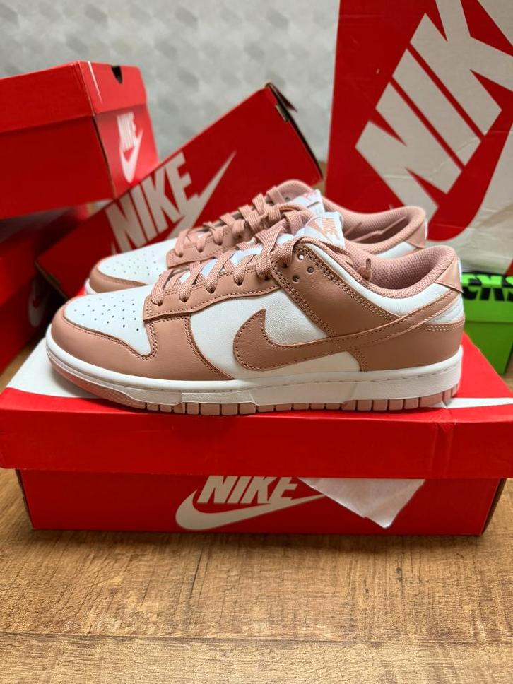 Te koop: Nike Dunk Low Rosé Whisper maat 40, Kleding | Heren, Schoenen, Nieuw, Sneakers of Gympen, Overige kleuren, Ophalen of Verzenden
