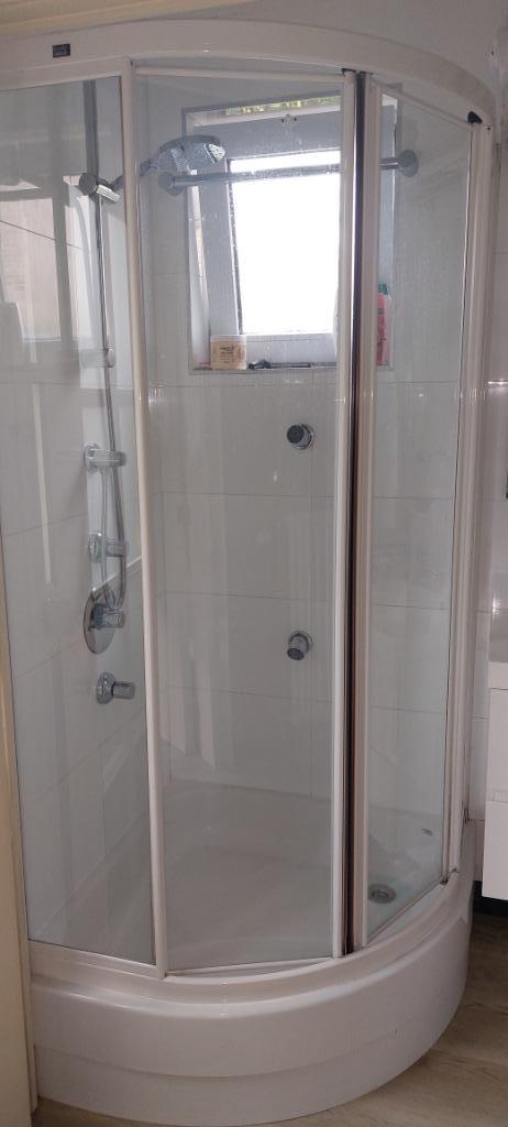 nette hoek douchecabine : Douchewand met douchebak halfrond, Huis en Inrichting, Badkamer | Complete badkamers, Gebruikt, Met douche