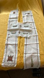 2 vintage geborduurde tafellopers en kleedje, Ophalen of Verzenden