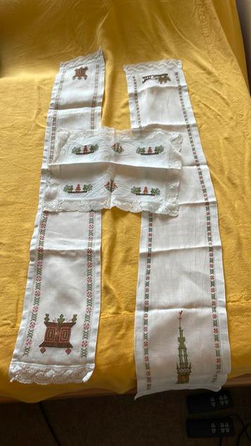 2 vintage geborduurde tafellopers en kleedje beschikbaar voor biedingen