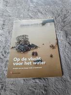 Op de vlucht voor het water - Gelderland, Ophalen of Verzenden, Zo goed als nieuw, De Gelderlander, Gelderland