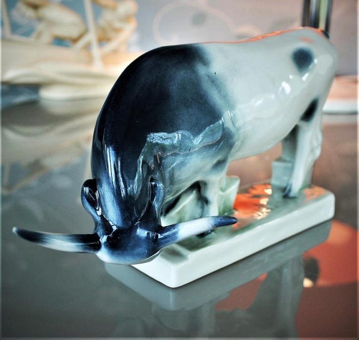 Porselein Stier Gesigneerd Beeldhouwer András Sinkó 1960's, Antiek en Kunst, Curiosa en Brocante, Ophalen of Verzenden