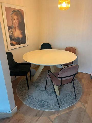Gratis opknaptafel! beschikbaar voor biedingen