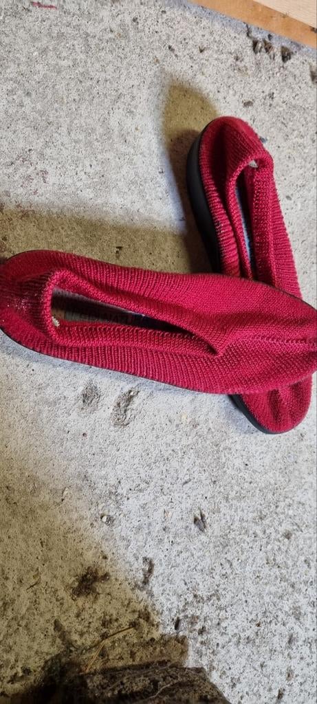 Rode stoffen schoentjes met rubberen zool, Ophalen of Verzenden, Zo goed als nieuw, Zwart, Sneakers of Gympen