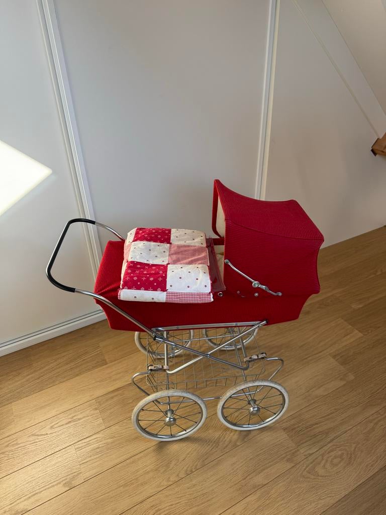 Vintage poppenwagen rood - Jaren '60/'70, Kinderen en Baby's, Speelgoed | Poppen, Ophalen of Verzenden, Gebruikt, Overige typen