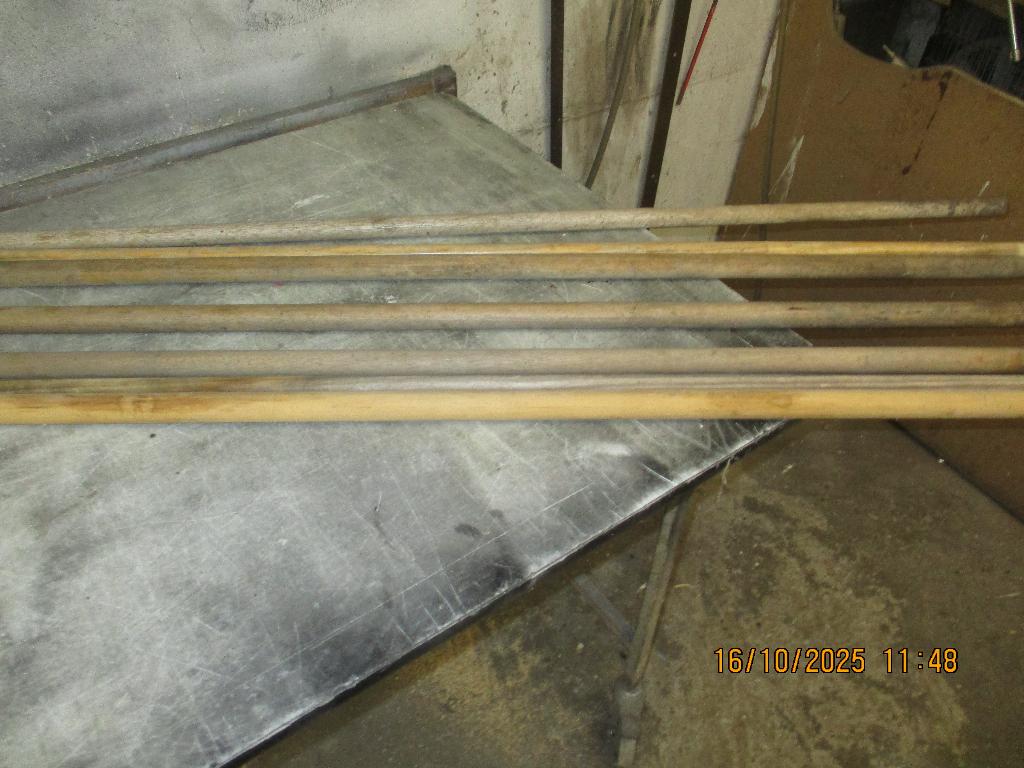 12 tuingereedschap  stokken voor hark +bezem+schoffel +etc, Ophalen, Gebruikt, Bezem