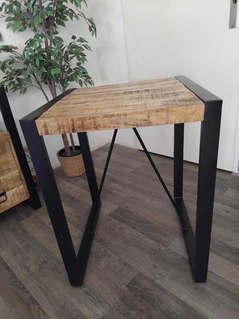 Mangohout bijzettafel 76x61x61 cm - Industrieel design, Huis en Inrichting, Ophalen, Gebruikt, Vierkant, 55 tot 75 cm