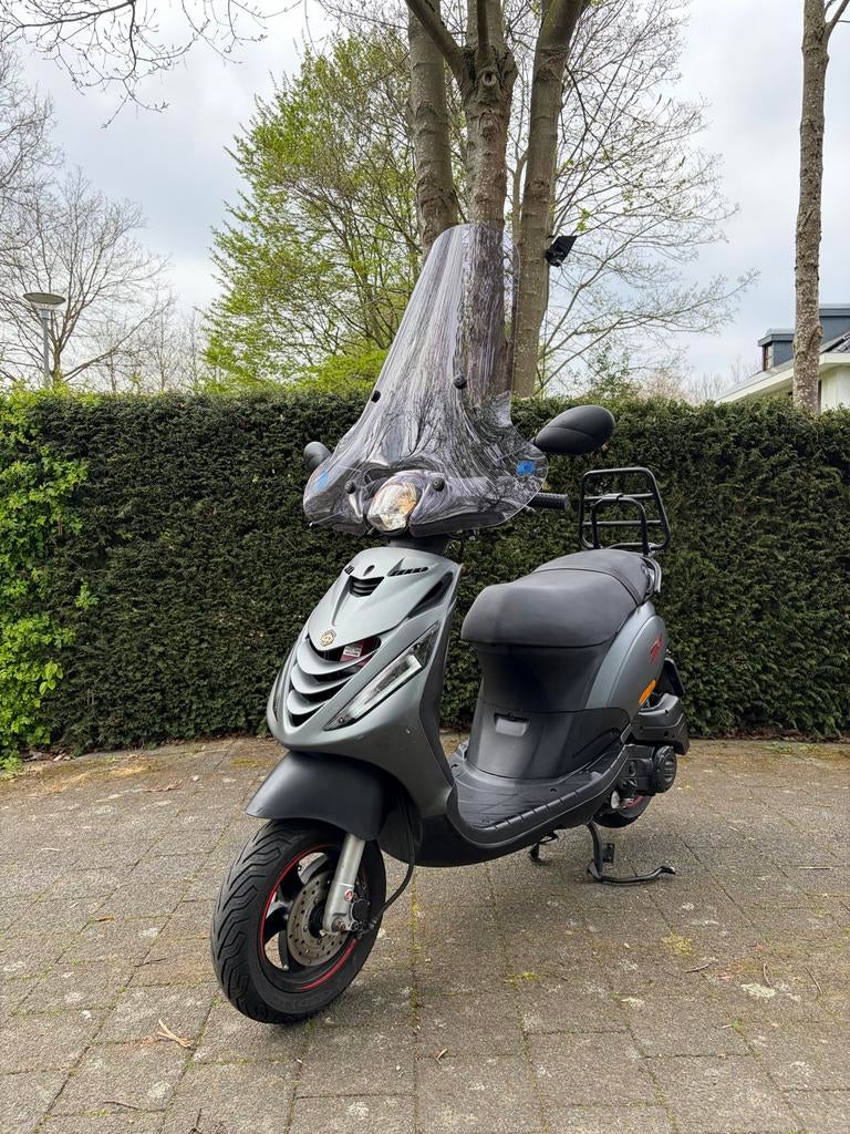 Piaggio Zip iGet 2020 e4, Fietsen en Brommers, Scooters | Piaggio, Gebruikt, Zip, Benzine, Ophalen