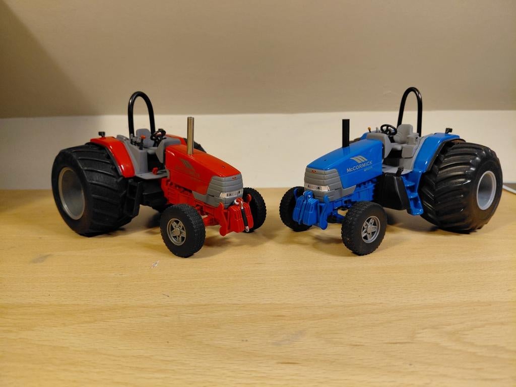 Mc cormick Tracktor puller. Universal hobbies.  Zelfbouw, Ophalen of Verzenden, Zo goed als nieuw, Tractor of Landbouw, Universal Hobbies