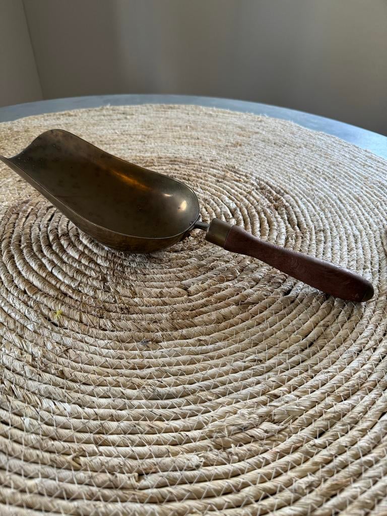 Antieke Messing kolenschep met hardhout handvat, Ophalen