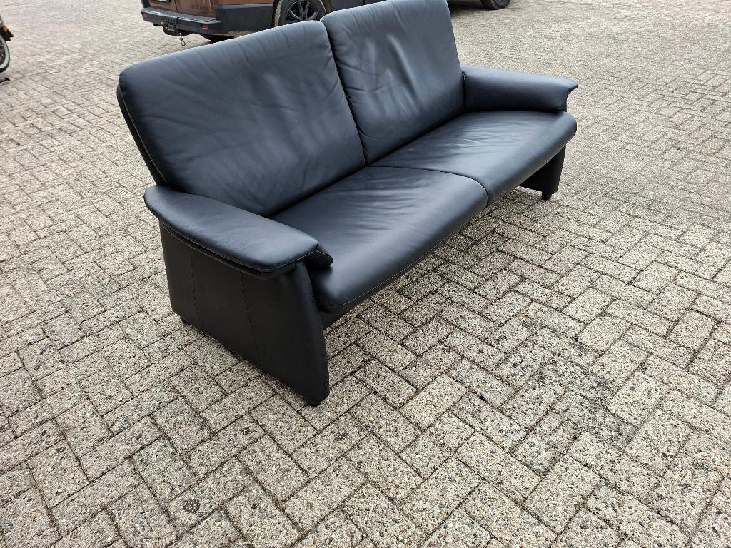 nieuwstaat zwart rundleren 3 zits bank nieuwstaat senioren, Huis en Inrichting, Banken | Bankstellen, Ophalen of Verzenden, Zo goed als nieuw