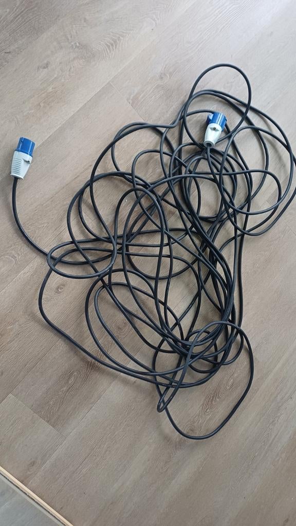Camping verlengsnoer / electriciteits snoer, Ophalen
