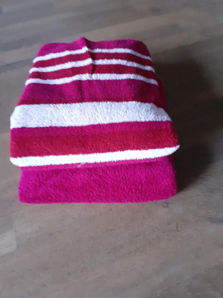 2 nieuwe badhandoeken 70*140 cm, Ophalen of Verzenden, Nieuw, Overige kleuren, Handdoek