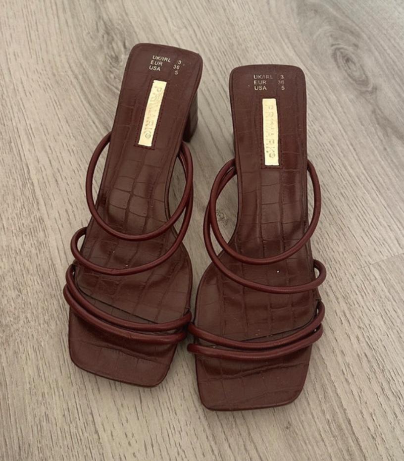 Atmosphere wijnrode bordeaux hakken met bandje en print, Schoenen met lage hakken, Ophalen of Verzenden, Zo goed als nieuw, Rood