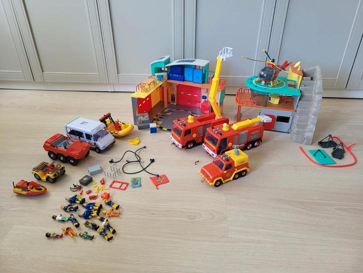 Brandweerman sam kazerne, helikopter en diverse auto's, Kinderen en Baby's, Speelgoed | Speelgoedvoertuigen, Gebruikt, Ophalen of Verzenden
