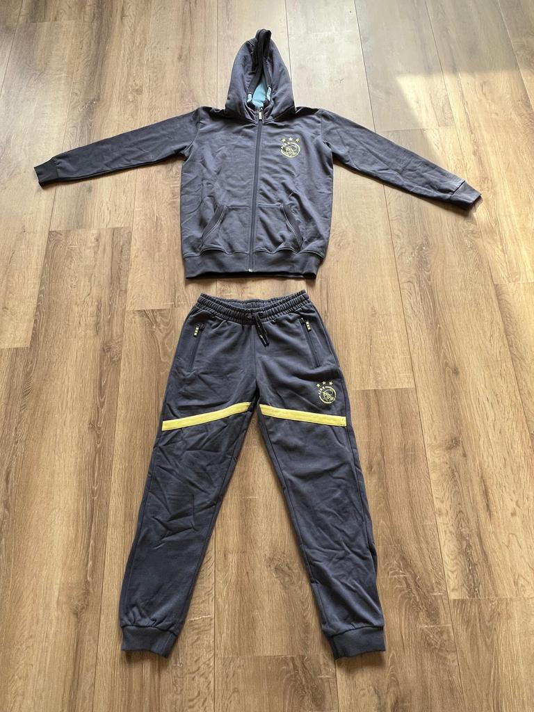 Mooi Ajax joggingpak maat 164 - Zo goed als nieuw!, Ophalen of Verzenden, Zo goed als nieuw, Jongen of Meisje, Setje