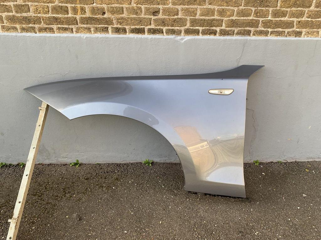 spatbord links BMW 1 serie E81 E87 2003 tot 2013 lichtblauw, Auto-onderdelen, Carrosserie en Plaatwerk, Spatbord, BMW, Gebruikt