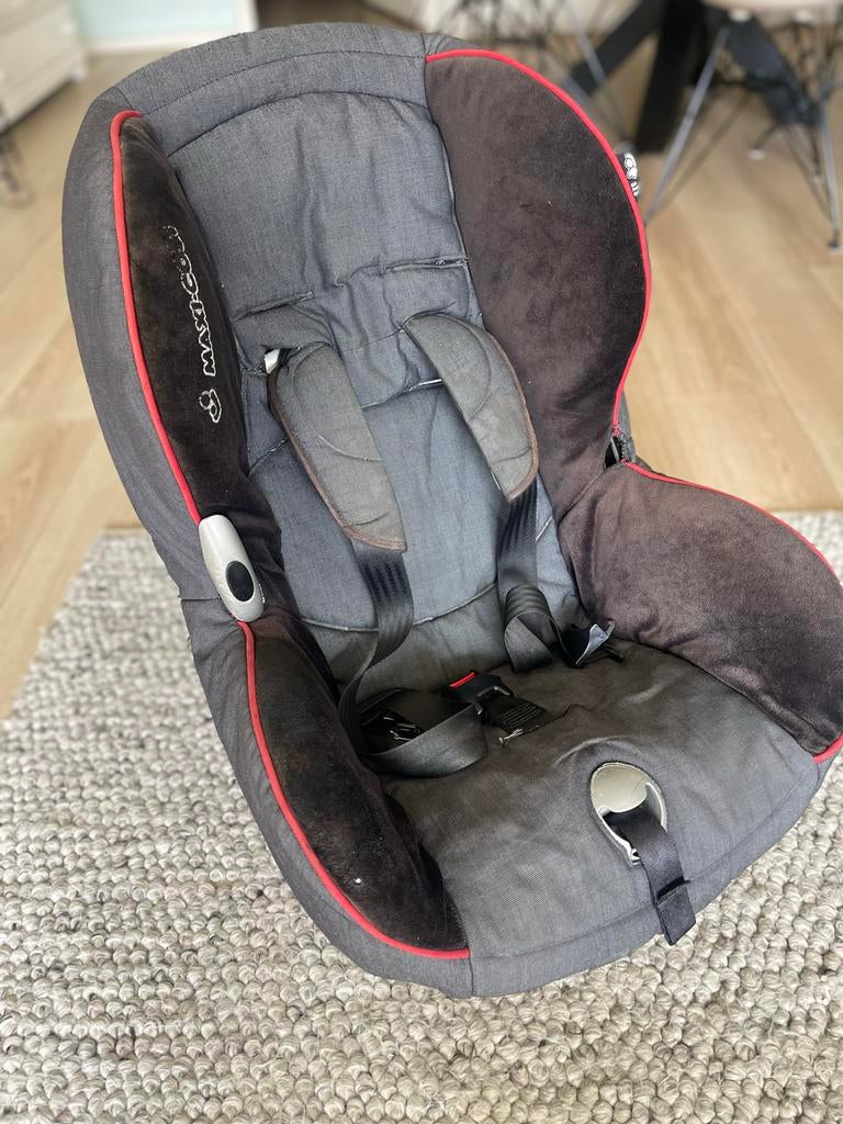 Maxi-Cosi autostoel grijs met rode accenten, 0 t/m 13 kg, Maxi-Cosi, Gebruikt, Autogordel