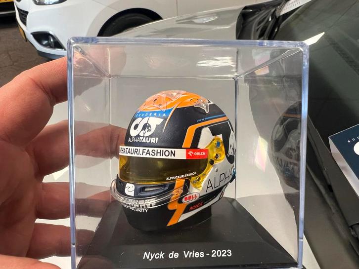 Nyck de Vries AlphaTauri helm 2023 schaalmodel, Verzamelen, Automerken, Motoren en Formule 1, Zo goed als nieuw, Formule 1, Ophalen of Verzenden