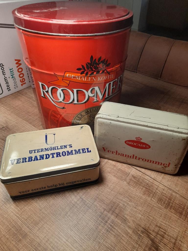 Vintage Blikken: Roodmerk Koffiebus & Verbandtrommels, Antiek en Kunst, Ophalen of Verzenden