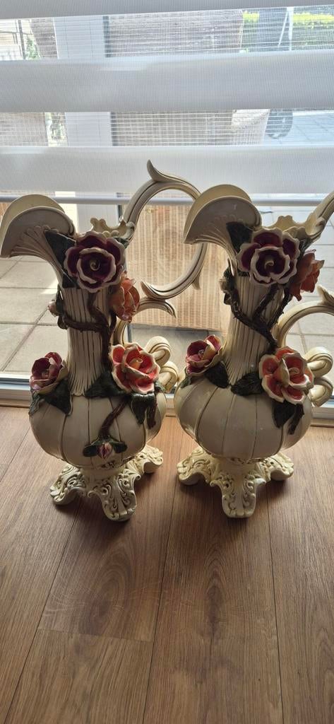 Set van twee vazen met bloemdecoratie, Antiek en Kunst, Ophalen