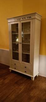 Vitrinekast glaskast wit met 'London Paris New York' opdruk, Huis en Inrichting, Kasten | Vitrinekasten, Ophalen, Gebruikt, Met deur(en)