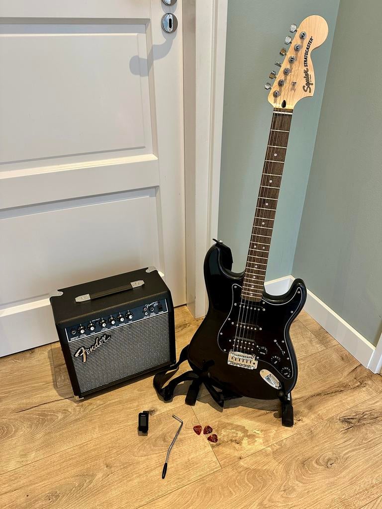 Squier by Fender Stratocaster complete set met versterker, Fender, Met versterker, Ophalen of Verzenden, Zo goed als nieuw