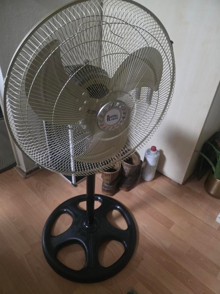 Gouden Ventilator met 3 Snelheden - Functioneert Goed, Ophalen of Verzenden, Gebruikt, Statiefventilator