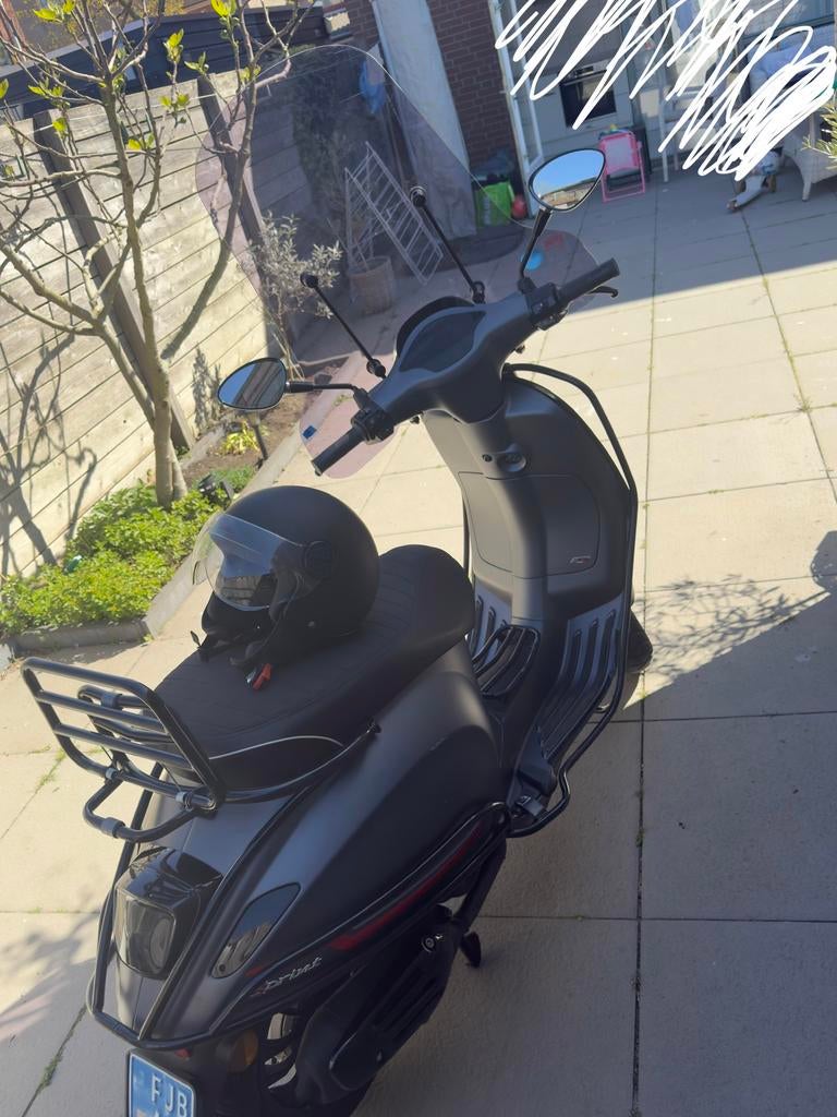 Vespa Sprint 50 S (2022) - Nette staat, rijdt perfect, Fietsen en Brommers, Brommeronderdelen | Snorfietsen, Ophalen, Gebruikt