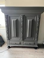 Grijze kast met houtsnijwerk, Ophalen