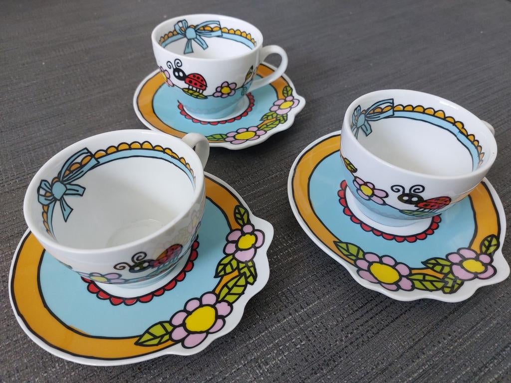 3 vrolijke kop en schotels Babette Harms lieveheersbeestjes, Huis en Inrichting, Keuken | Servies, Gebruikt, Ophalen of Verzenden