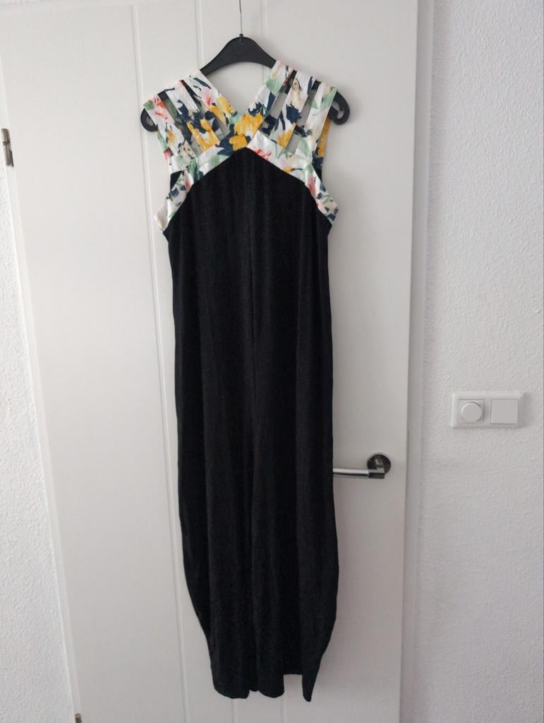 Zwarte jumpsuit met bloemenprint bovenstuk, Kleding | Dames, Jumpsuits, Ophalen of Verzenden, Zo goed als nieuw, Maat 38/40 (M)