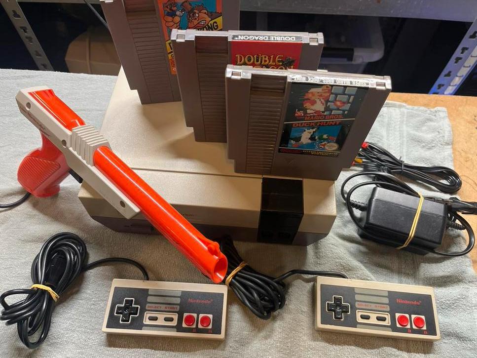 Nintendo NES Console met 2 controllers, Zapper en 3 games, Gebruikt, 2 spelers, Ophalen of Verzenden, Platform