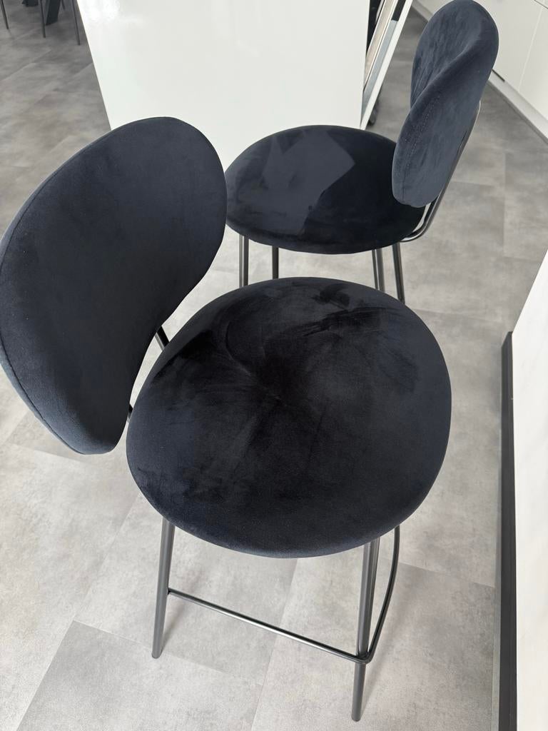 2 Zwarte velvet barkrukken - Zo goed als nieuw, Ophalen, Met voetsteun, 60 tot 90 cm, Zo goed als nieuw