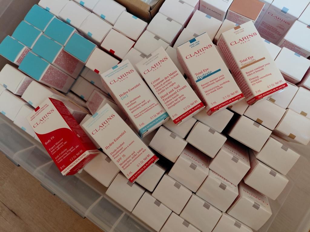 Doos met 324 nieuwe Clarins proefjes tubetjes, Ophalen of Verzenden, Nieuw, Gehele gezicht, Verzorging