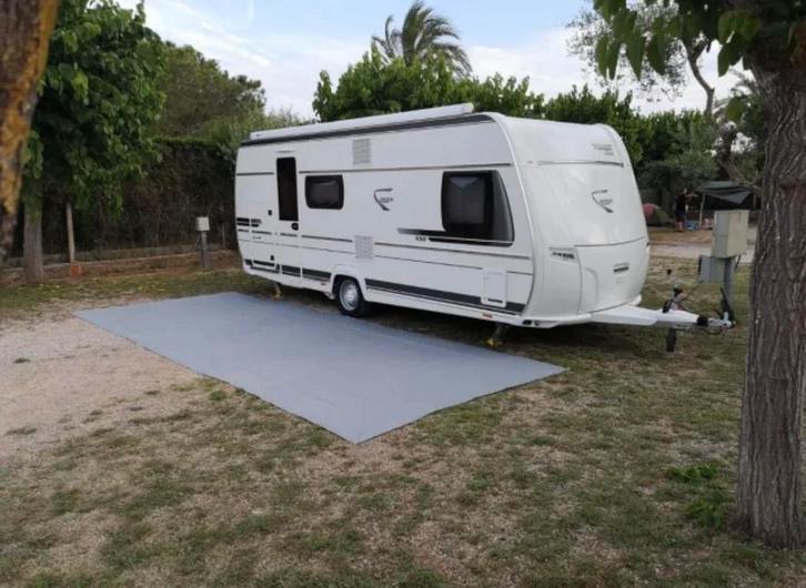 Fendt Bianco 550 SKM 2020 - Airco - mover - stapelbed, Caravans en Kamperen, Caravans, Bedrijf, tot en met 6, 1500 - 2000 kg, Rondzit