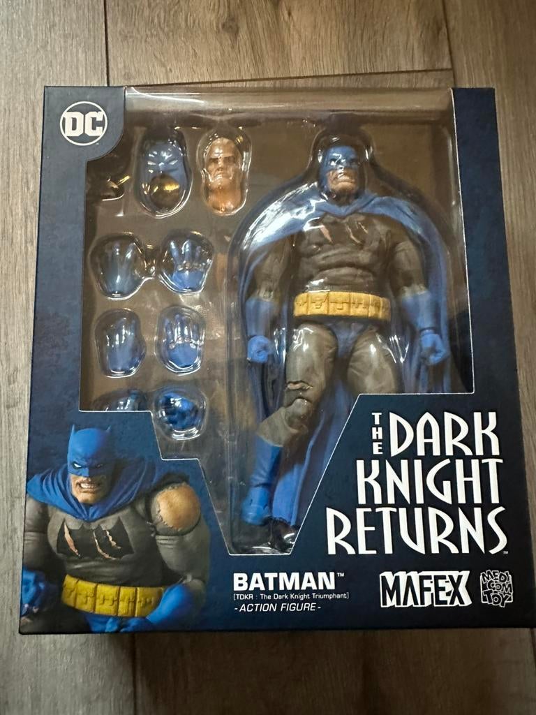 Batman dark knight returns battle damaged mafex hot toys, Ophalen of Verzenden, Zo goed als nieuw, Film, Actiefiguur of Pop