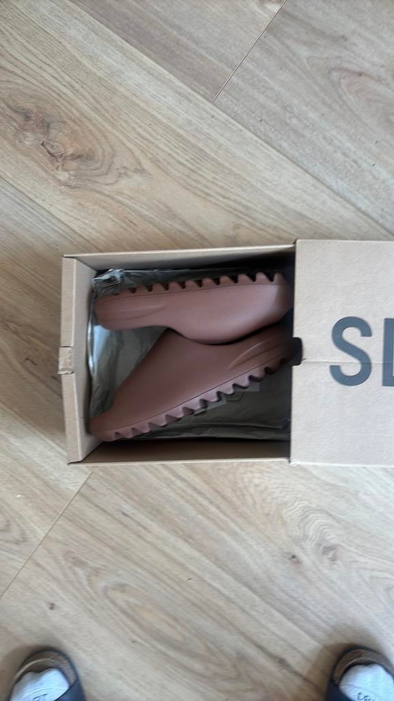 Adidas Yeezy slide flax maat 42, Kleding | Heren, Schoenen, Slippers, Bruin, Nieuw, Ophalen of Verzenden