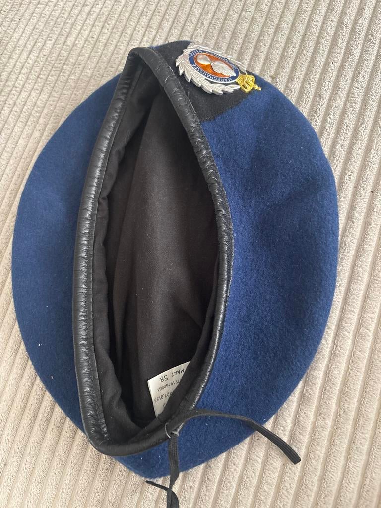 Baret Koninklijke Marechaussee - Maat 58, Ophalen of Verzenden, Zo goed als nieuw, Pet
