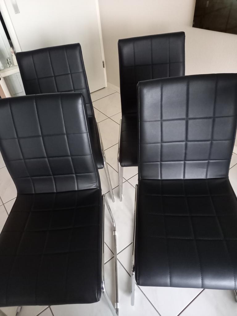 OPHALEN IN DIEMEN: 4 eettafel stoelen in nieuwstaat, Ophalen, Zo goed als nieuw, Zwart, Vier