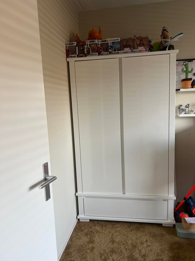 Hoogglans kast voor newborn of als kinderkast te gebruiken, Kinderen en Baby's, Kinderkamer | Commodes en Kasten, Gebruikt, Kast