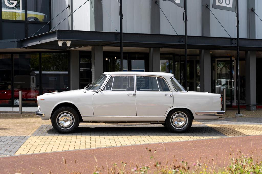 Alfa Romeo 2600 Berlina (bj 1966), Auto's, Stof, 132 pk, Origineel Nederlands, Bedrijf