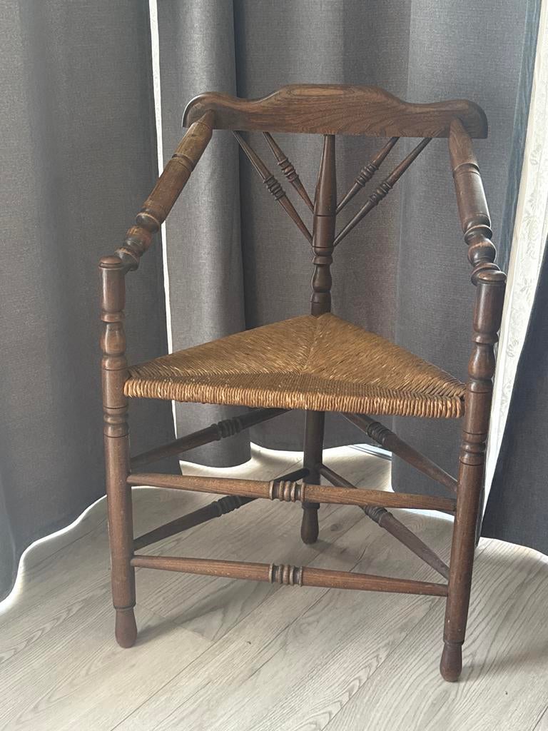 Antieke hoekstoel 2 x met biezen zitting, Antiek en Kunst, Antiek | Meubels | Stoelen en Banken, Ophalen of Verzenden