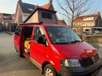 Volkswagen T5 Camper - rood | Hefdak | APK t/m 06-2026, Auto's, Voorwielaandrijving, Overige carrosserieën, Overige kleuren, Trekhaak