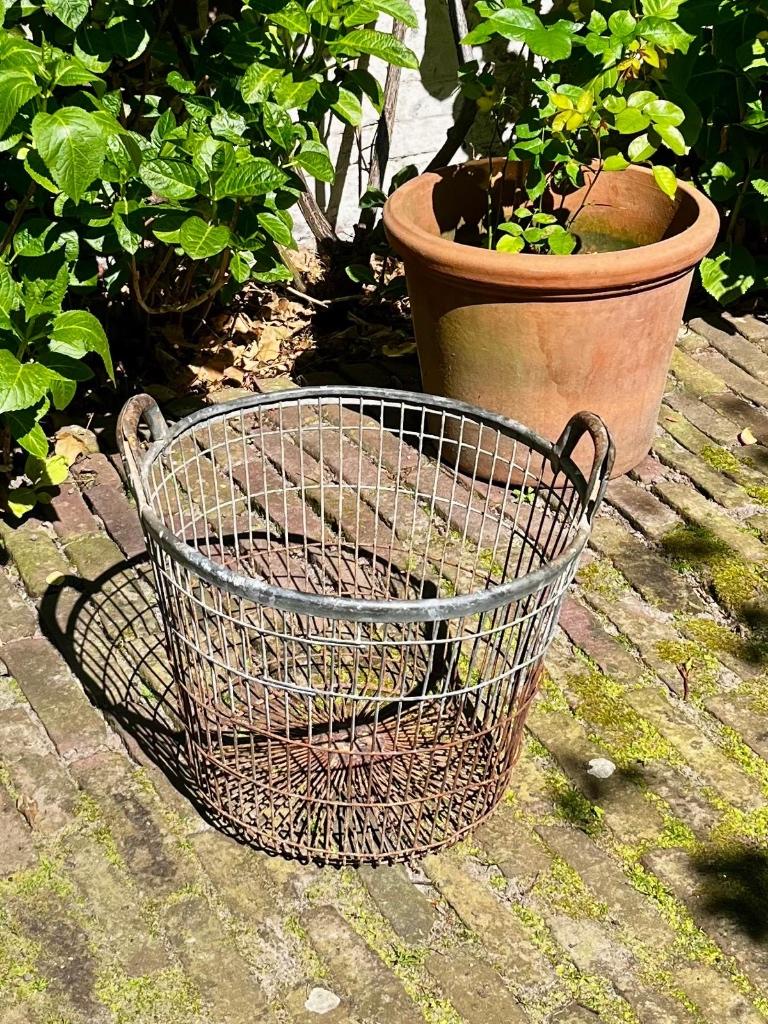 IJzeren gevlochten mand, Ophalen