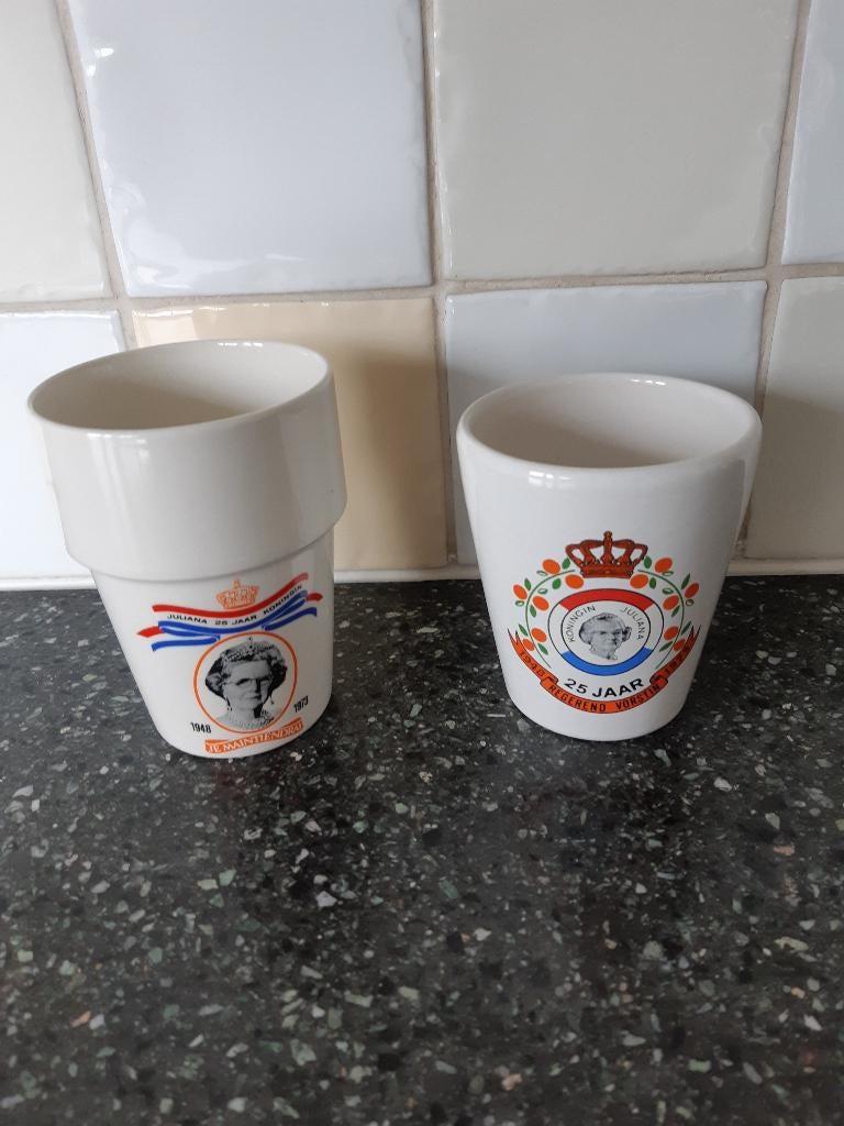 Bekers en bord Koningin Juliana, Ophalen of Verzenden, Zo goed als nieuw, Nederland, Servies