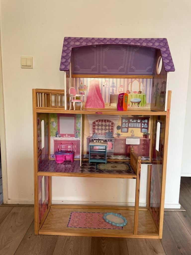 Houten Barbiehuis met een paar meubeltjes, Kinderen en Baby's, Speelgoed | Poppenhuizen, Ophalen, Zo goed als nieuw, Poppenhuis