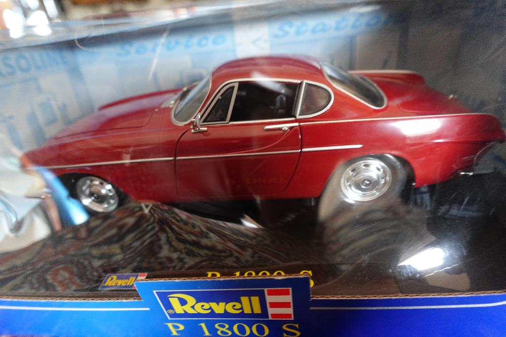 ZEER MOOIE VOLVO P 1800 S  REVELL I;18 IN DE DOOS, Ophalen of Verzenden, Zo goed als nieuw, Auto, Revell