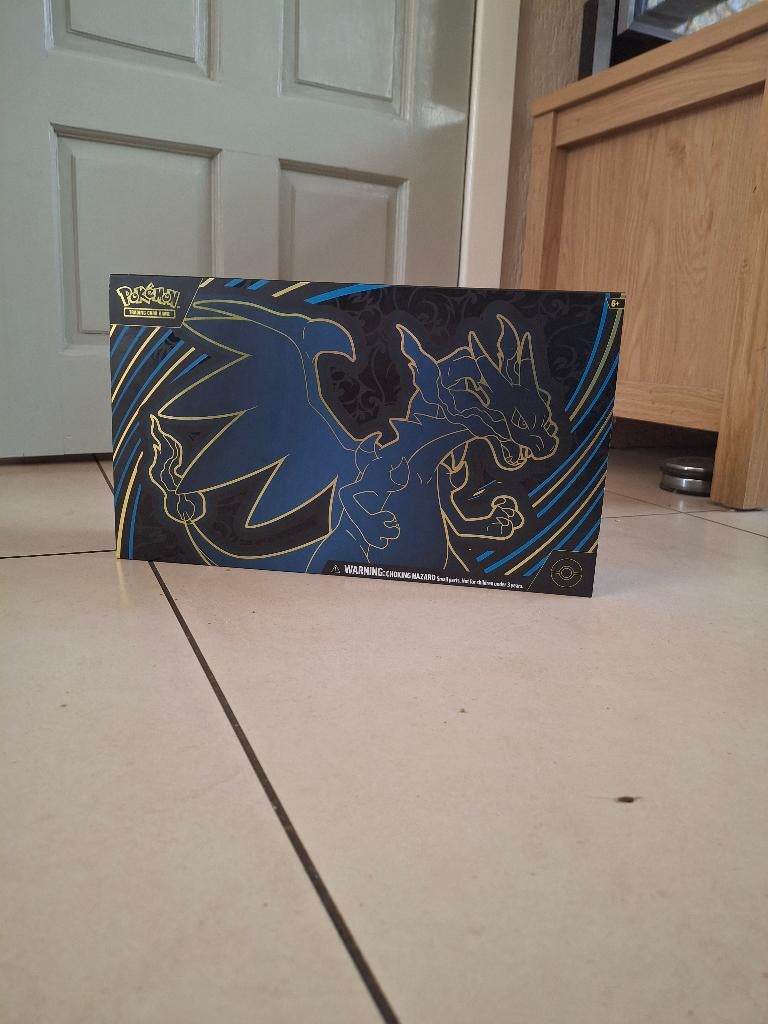 Charizard e ex ultra-premium collection, Hobby en Vrije tijd, Verzamelkaartspellen | Pokémon, Ophalen of Verzenden, Nieuw, Boosterbox